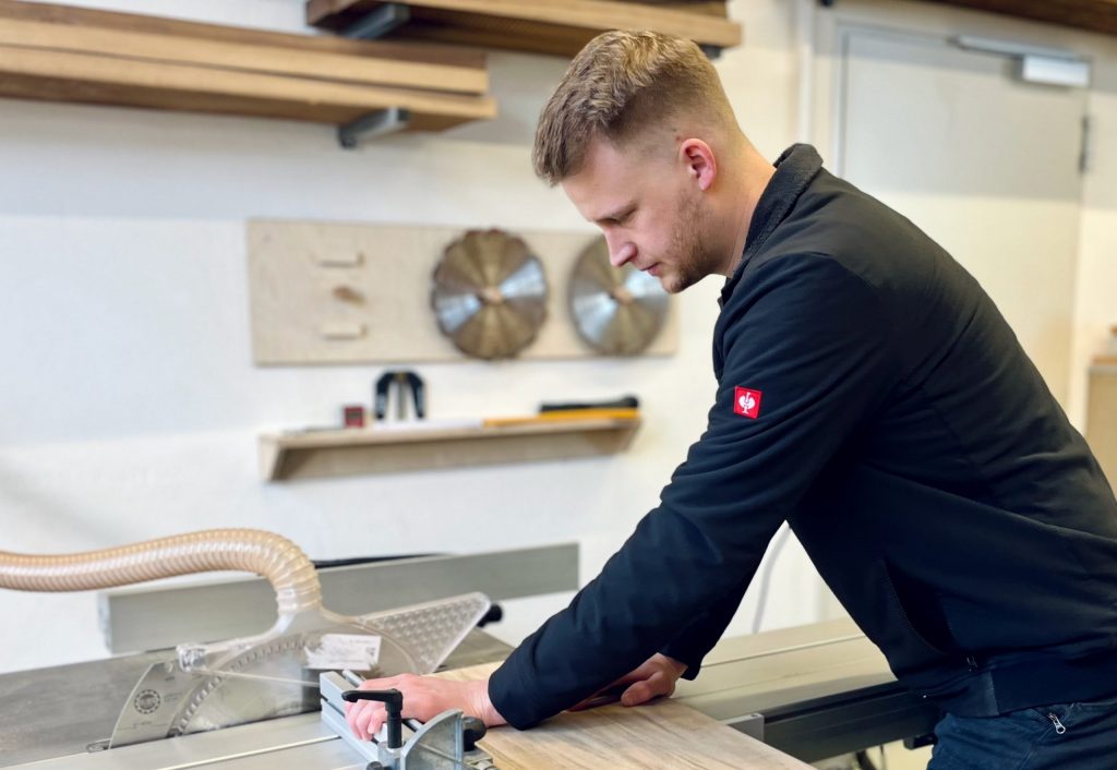 Zuschneiden des Schneidebretts mit der Säge