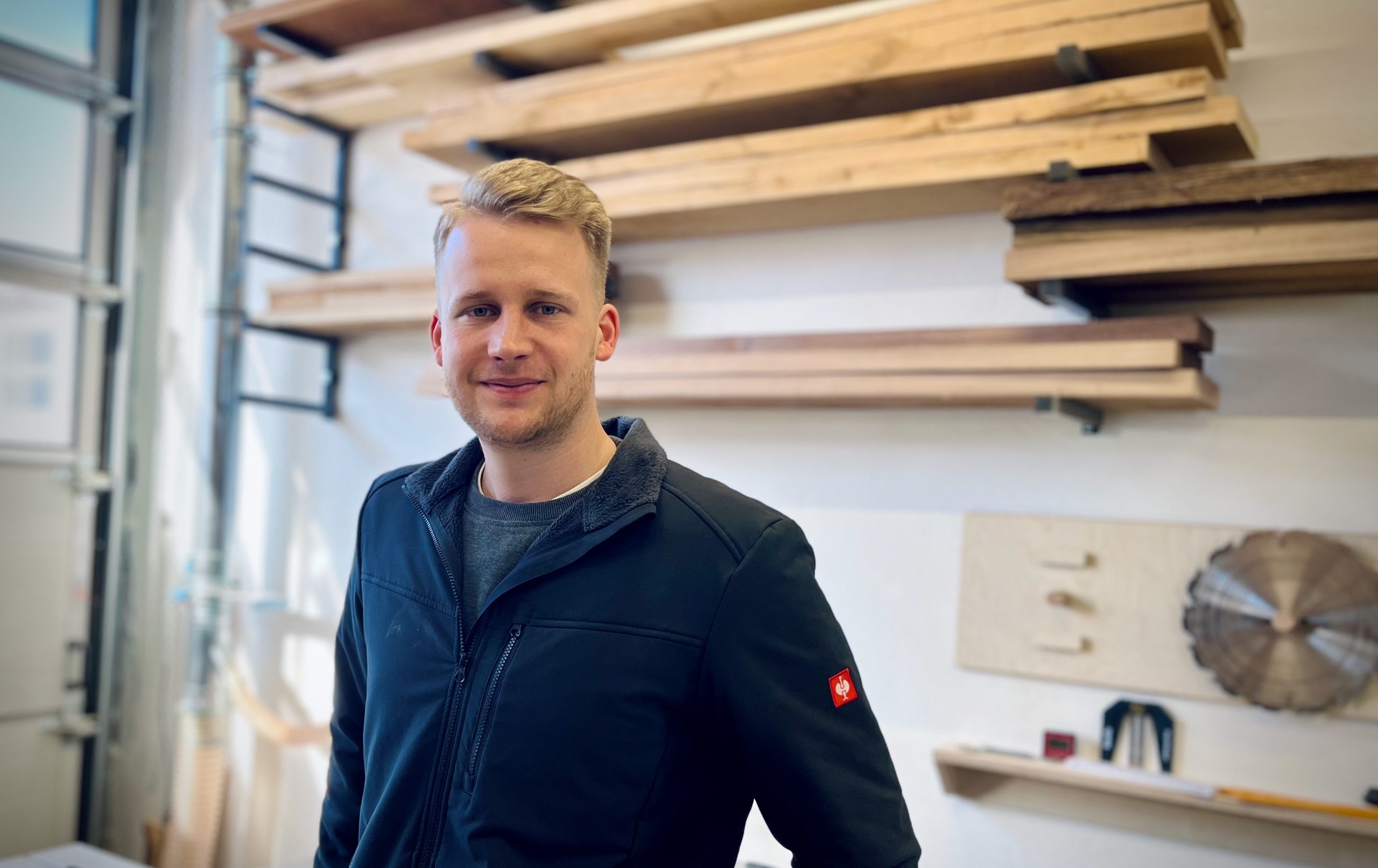 Porträt querkant Inhaber in seiner Werkstatt