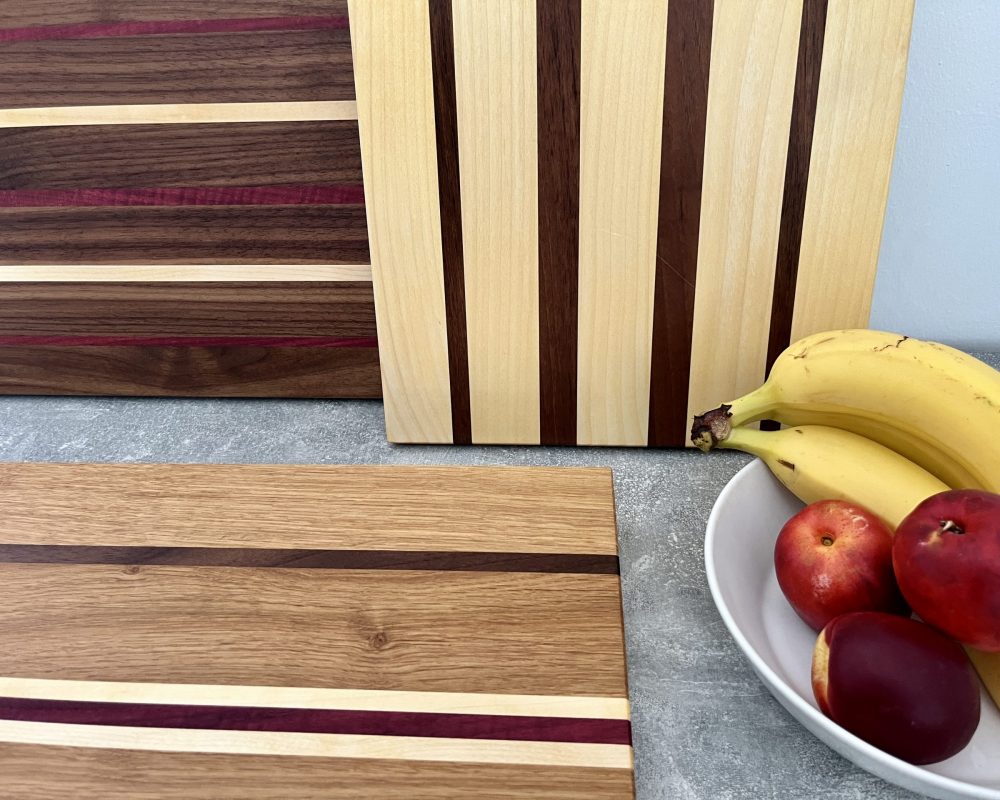 Verschiedene Längsholzschneidebretter mit buntem Holz