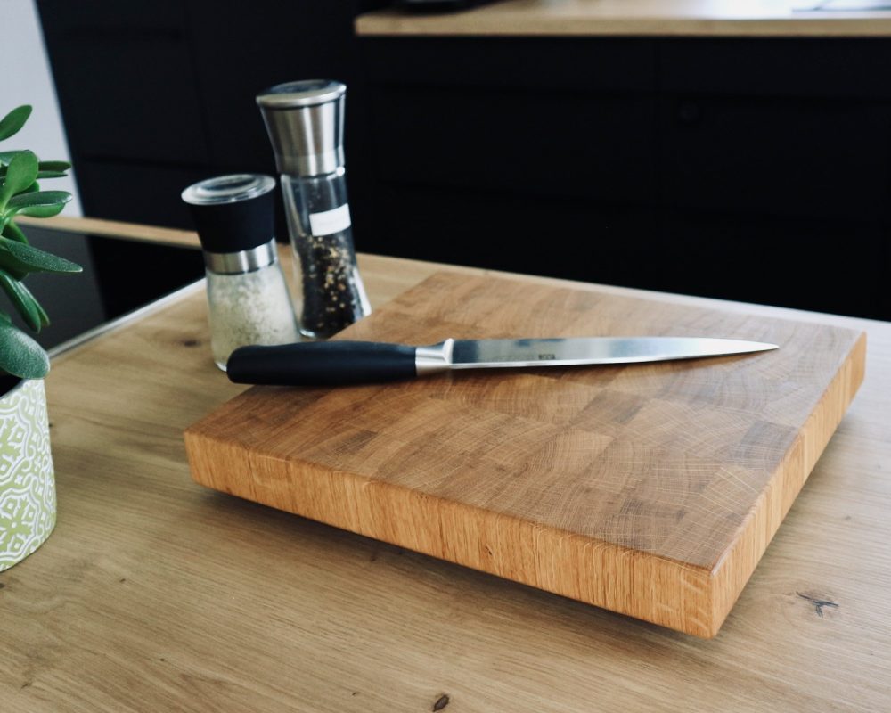 Stirnholzschneidebrett aus Eiche auf Küchenarbeitsplatte