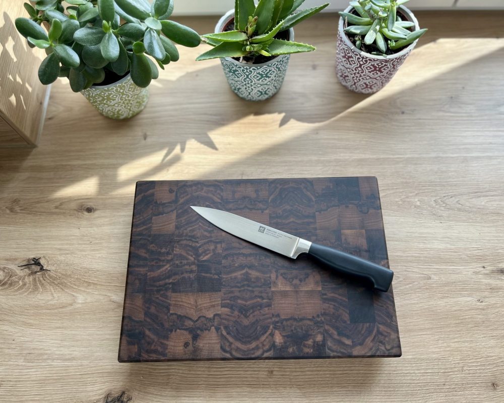 Stirnholz-Schneidebrett aus amerikanischem Nussbaum in Küche mit Messer