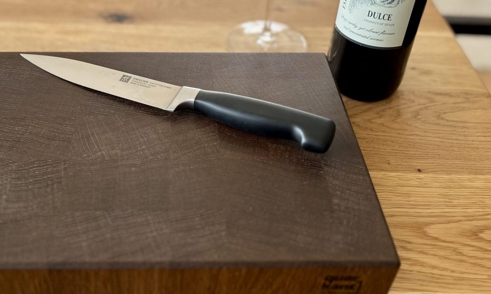 Dunkles Stirnholz-Schneidebrett aus amerikanischem Nussbaum